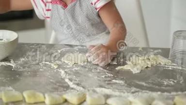 那个小女孩熟练地在厨房里干活。 她想帮助她的父母做饭。